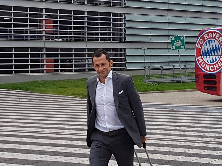 Die Bilder vom Abflug des FC Bayern nach Paris.