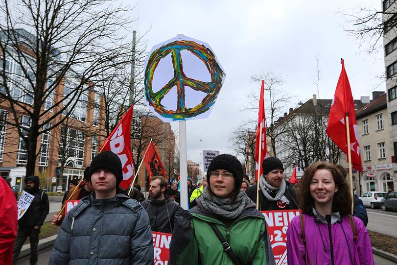 Traditionell zu Ostern marschieren die Menschen durch zahlreiche deutsche Städte. Auch in München demonstrieren hunderte für den Frieden.