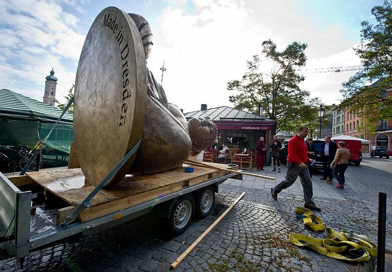 Ende einer Kunstaktion: Der liegende Buddha vom Viktualienmarkt wird abgebaut und auf einem Tieflader festgezurrt.