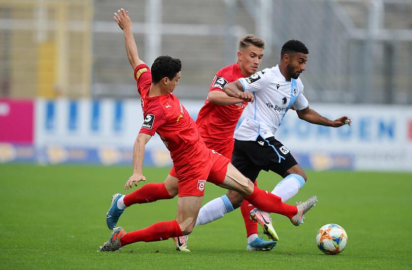 Im Zweikampf: Noel Niemann vom TSV 1860 München.