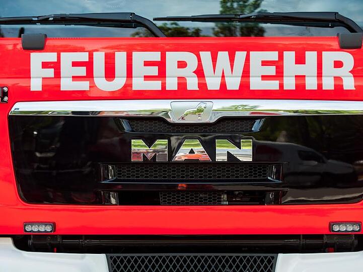 Ein Blick auf die Front eines Einsatzfahrzeugs der Feuerwehr. Foto: Hauke-Christian Dittrich/Archivbild