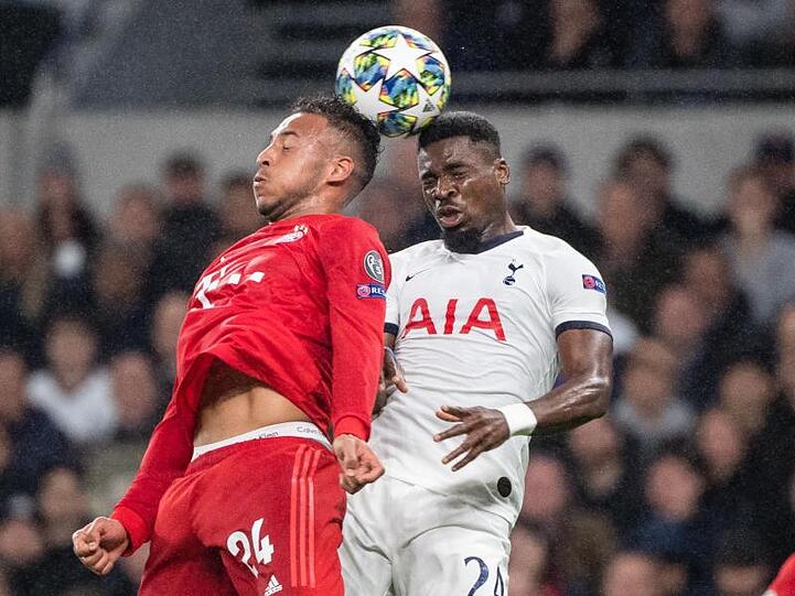 Corentin Tolisso (l) im Kopfballduell mit Serge Aurier.