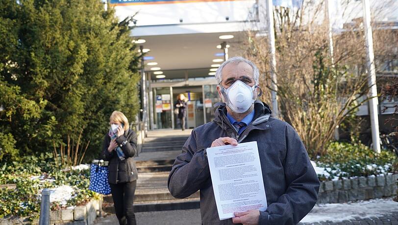 Fritz P. verteilt Flyer vor Krankenhäusern.