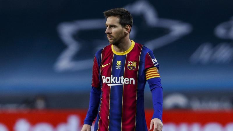 Lionel Messi vom FC Barcelona steht auf dem Platz.