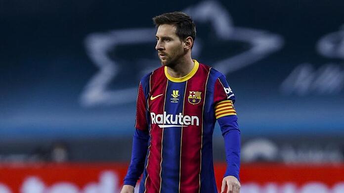 Lionel Messi vom FC Barcelona steht auf dem Platz.
