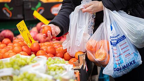 Die Verbraucher müssen für Lebensmittel immer tiefer in die Tasche greifen.