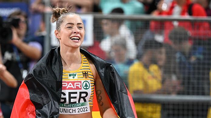 Gina Lückenkemper jubelt über den Sieg.