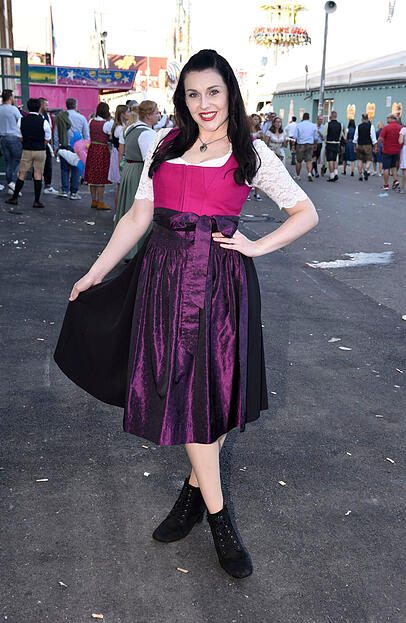 Anita Eichhorn posiert auf dem Oktoberfest. Anita Eichhorn posiert auf dem Oktoberfest.