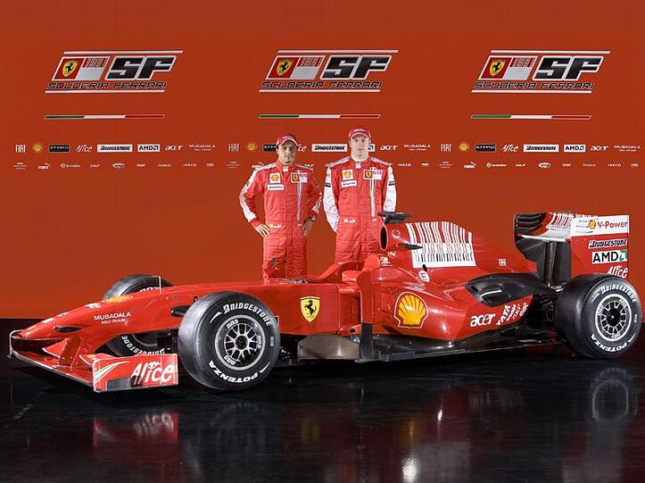 Felipe Massa (l) und Kimi Räikkönen präsedntieren ihren neuen Ferrari.