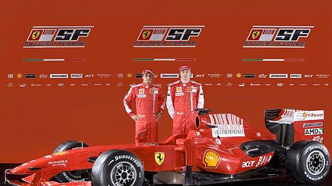 Felipe Massa (l) und Kimi Räikkönen präsedntieren ihren neuen Ferrari.