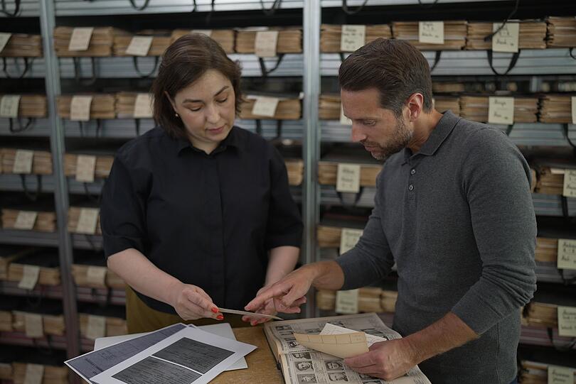 Gemeinsam mit Archivarin Maria Poguntke sucht Mirko Drotschmann nach Hinweisen auf seinen Urgroßvater Hans-Joachim. Gemeinsam mit Archivarin Maria Poguntke sucht Mirko Drotschmann nach Hinweisen auf seinen Urgroßvater Hans-Joachim.