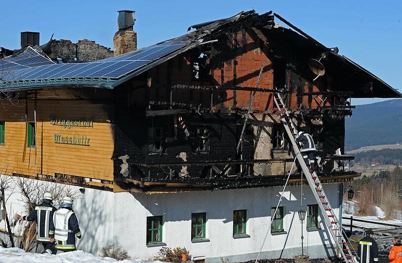 Ein Oberpfälzer Hotel ist am frühen Dienstagmorgen bei einem Feuer komplett zerstört worden.