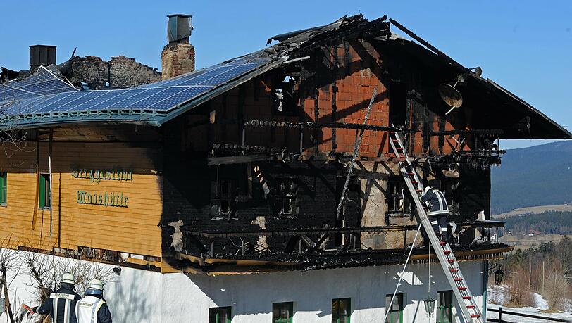 Ein Oberpfälzer Hotel ist am frühen Dienstagmorgen bei einem Feuer komplett zerstört worden. Ein Oberpfälzer Hotel ist am frühen Dienstagmorgen bei einem Feuer komplett zerstört worden.
