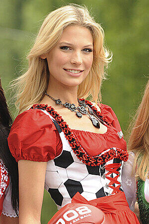 Sarah Brandner im Fußballdirndl.
