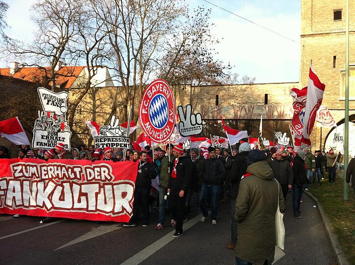 Bilder von der Demonstration in Augsburg gegen das neue DFL Sicherheitspapier, über das am 12.12 verhandelt werden soll.