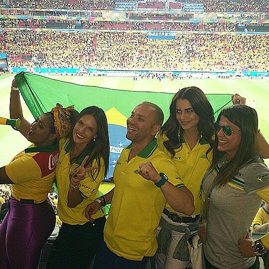 Auch die brasilianische Laufsteg-Schönheit Alessandra Ambsosio postete Bilder, die dem Team sicher Beine machen.