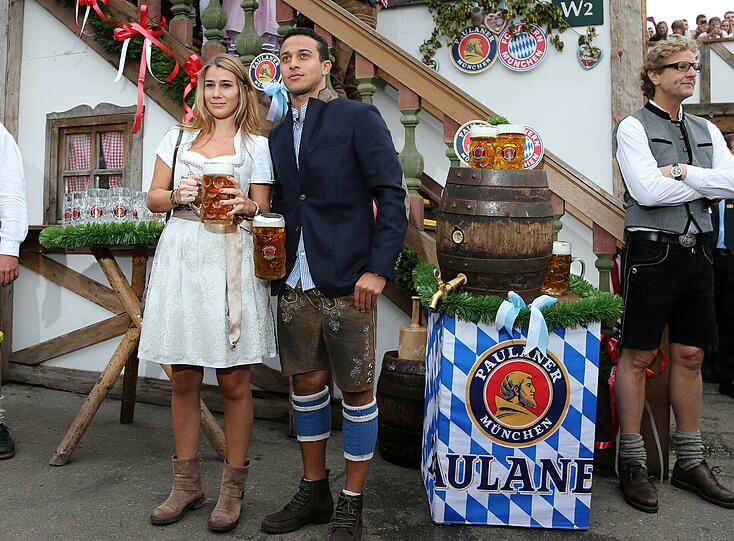 Thiago Alcantara mit Freundin Julia Vigas
