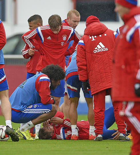 Der FCB-Schock in Bildern - hier wird der verletzte Philipp Lahm beim Training abtransportiert!