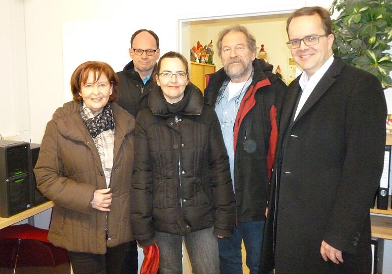 Beim Rundgang: Bezirksrätin Hiltrud Broschei, BA-Mitglied Michael Welzel, Stadtratskandidatin und BA-Mitglied Susan Beer, ABBA- Projektleiter Rupert Herzog  und MdL Markus Rinderspacher.