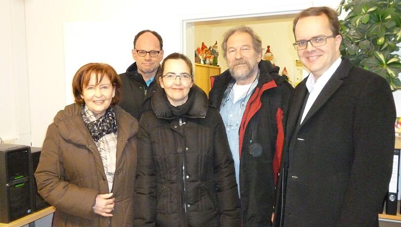 Beim Rundgang: Bezirksrätin Hiltrud Broschei, BA-Mitglied Michael Welzel, Stadtratskandidatin und BA-Mitglied Susan Beer, ABBA- Projektleiter Rupert Herzog und MdL Markus Rinderspacher. Beim Rundgang: Bezirksrätin Hiltrud Broschei, BA-Mitglied Michael Welzel, Stadtratskandidatin und BA-Mitglied Susan Beer, ABBA- Projektleiter Rupert Herzog und MdL Markus Rinderspacher.