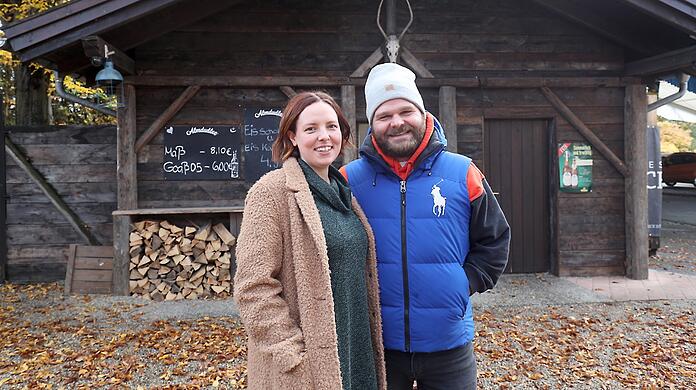 Wollen der Coronakrise und dem zweiten Lockdown trotzen: Zollhaus- und Festwirt Patrick Schmidt und seine Frau Steffi. Sogar Christbäume wollen sie beim Drive-in anbieten.