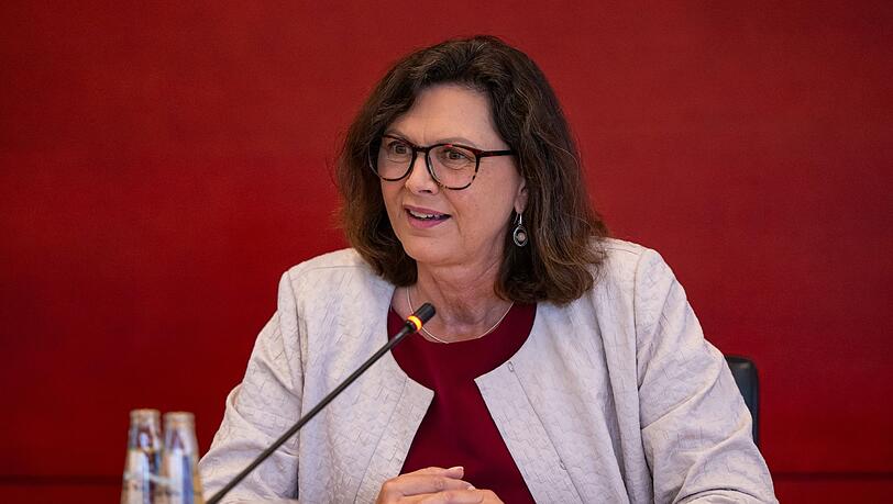 Präsidentin des Bayerischen Landtags, Ilse Aigner, spricht auf einer Pressekonferenz.