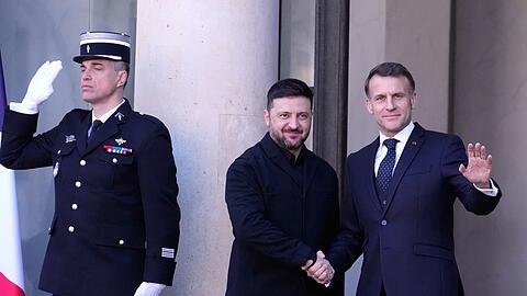 Der ukrainische Pr&auml;sident Selenskyj hat mit Frankreichs Pr&auml;sident Macron &uuml;ber eine St&auml;rkung der Flugabwehr gesprochen.