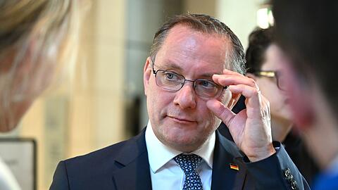 AfD-Chef Tino Chrupalla sieht einem m&ouml;glichen Verbotsverfahren gegen seine Partei durch die K&ouml;lner Gerichtsentscheidung einen Riegel vorgeschoben. (Archivbild)