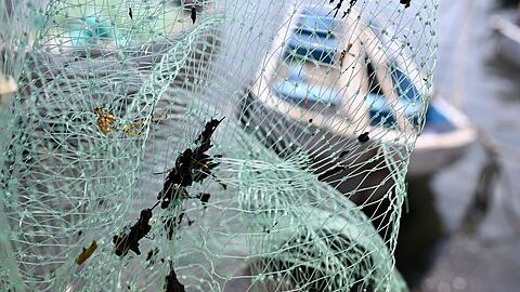 Erd&ouml;lr&uuml;ckst&auml;nde haben die Ausr&uuml;stung der Fischer verschmutzt, darunter Netze.