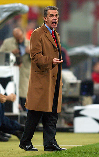 An der Seitenlinie stand für die Bayern damals der frischgebackene Meister- und Champions League-Sieger-Coach Ottmar Hitzfeld.