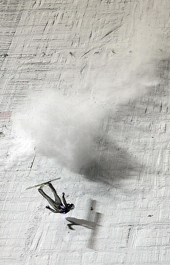 Als der Tscheche noch in der Luft war, löste 
sich bei ihm die Bindung des rechten Skis. Koudelka kam zu Fall...