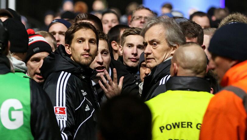 Diskussionen mit den HSV-Fans, noch friedlich: Torhüter Rene Adler (l.) und der Vorstandsvorsitzende des HSV, Carl Edgar Jarchow.