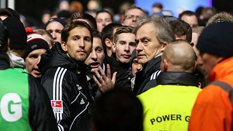 Diskussionen mit den HSV-Fans, noch friedlich: Torhüter Rene Adler (l.) und der Vorstandsvorsitzende des HSV, Carl Edgar Jarchow.