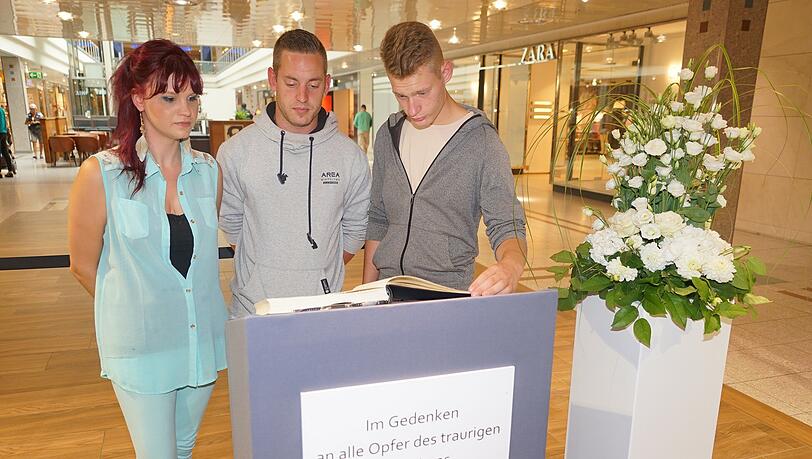 In einem Kondolenzbuch können sich Besucher eintragen. In einem Kondolenzbuch können sich Besucher eintragen.
