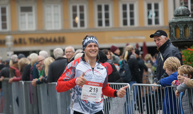 Wo sonst die Touristen zu den Schäfflern raufstarren, sind am Sonntag tausende Sportler vorbeigelaufen.