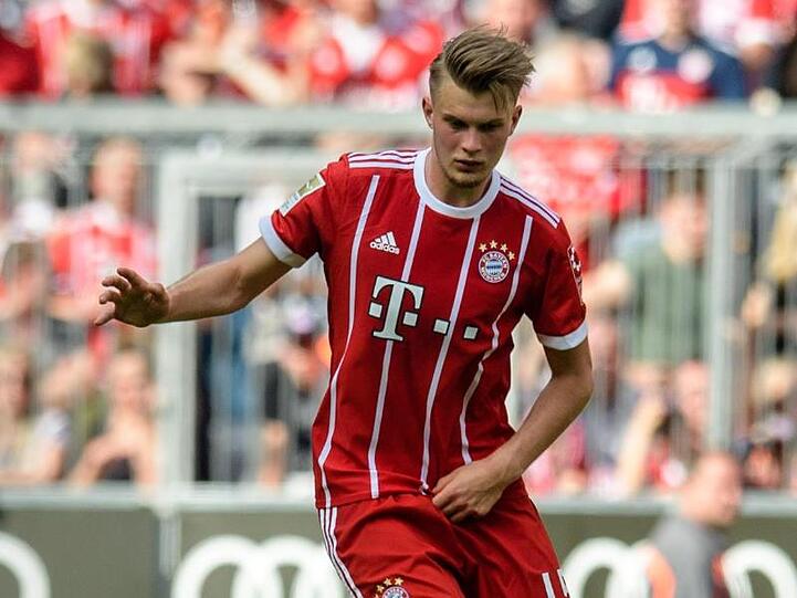 Lars Lukas Mai vom FC Bayern München spielt den Ball. Foto: Matthias Balk/dpa/Archivbild