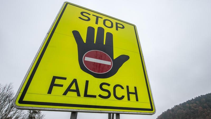 Ein Schild mit der Aufschrift "STOP FALSCH" steht an der Autobahn A3. Foto: Armin Weigel/dpa/Archivbild Ein Schild mit der Aufschrift "STOP FALSCH" steht an der Autobahn A3. Foto: Armin Weigel/dpa/Archivbild