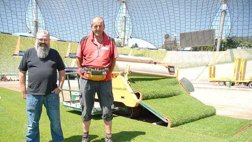 Günther Schwab (l.) und sein wichtigster Mitarbeiter auf dem Platz. Der Ausrollchef in den Stadien dieser Welt, Karl Schmidt. Günther Schwab (l.) und sein wichtigster Mitarbeiter auf dem Platz. Der Ausrollchef in den Stadien dieser Welt, Karl Schmidt.