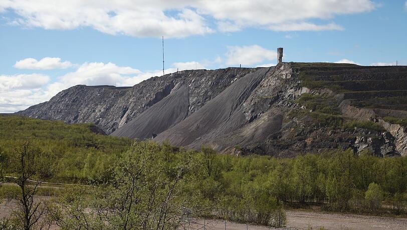 Blick auf das weltgrößte Eisenerzbergwerk Kiirunavaara im Norden Schwedens.
