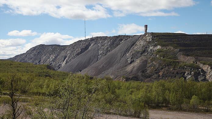 Blick auf das weltgrößte Eisenerzbergwerk Kiirunavaara im Norden Schwedens.