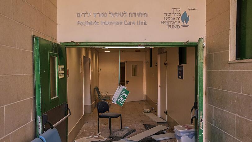 Schäden im israelischen Krankenhaus. Schäden im israelischen Krankenhaus.