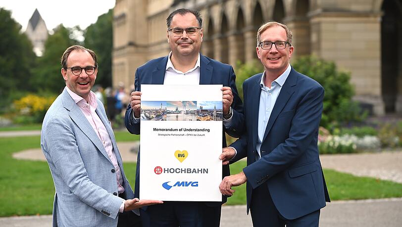 Von links: Henrik Falk (BVG), Ingo Wortmann (MVG) und Robert Henrich (Hochbahn) schließen wegweisende Partnerschaft.
