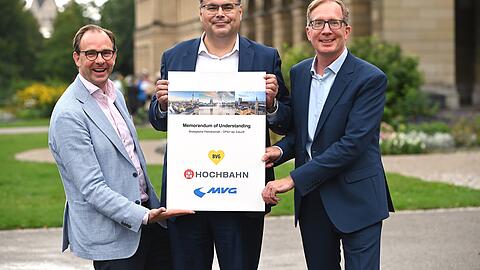 Von links: Henrik Falk (BVG), Ingo Wortmann (MVG) und Robert Henrich (Hochbahn) schließen wegweisende Partnerschaft.