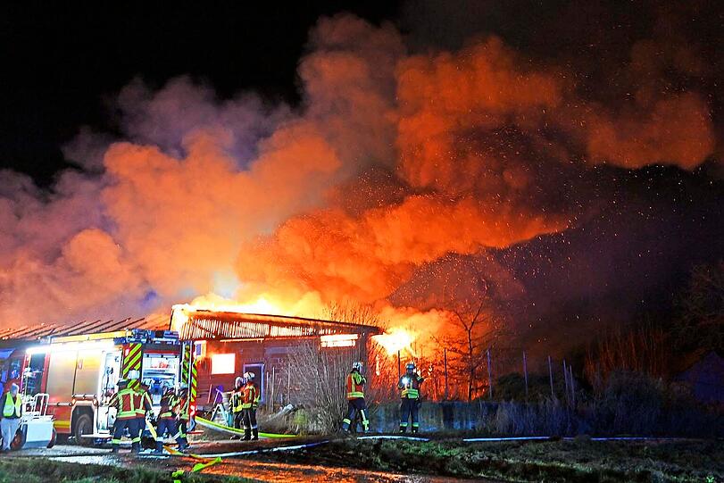 Schließlich stand auf dem Gelände eine Fläche von 1500 Quadratmetern in Flammen, die Feuerwehr verhinderte, dass der Brand auf zwei Wohnhäuser übergriff. Schließlich stand auf dem Gelände eine Fläche von 1500 Quadratmetern in Flammen, die Feuerwehr verhinderte, dass der Brand auf zwei Wohnhäuser übergriff.