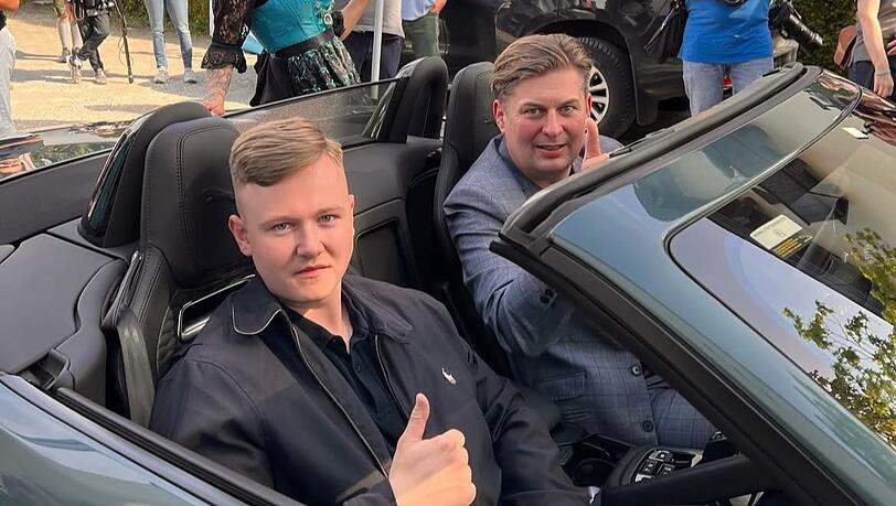 AfD-Aktivist Tim Schulz (links) neben dem AfD-Bundestagsabgeordneten Maximilian Krah vor der Europawahl 2024 in Holzkirchen.