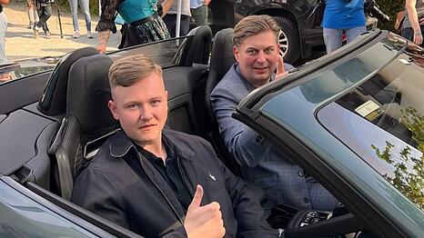 AfD-Aktivist Tim Schulz (links) neben dem AfD-Bundestagsabgeordneten Maximilian Krah vor der Europawahl 2024 in Holzkirchen.