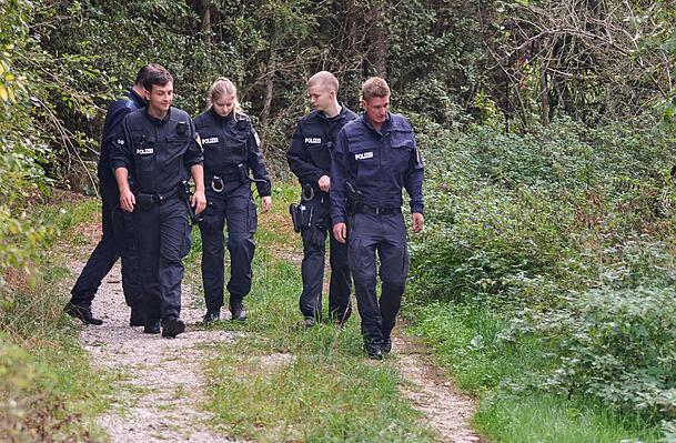 Polizisten suchten das Gebiet auch am Donnerstag weiter nach Spuren des Tiers ab. Polizisten suchten das Gebiet auch am Donnerstag weiter nach Spuren des Tiers ab.