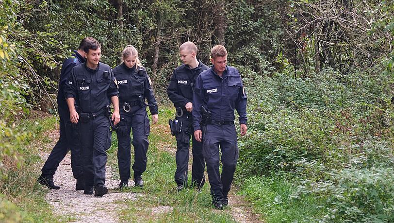 Polizisten suchten das Gebiet auch am Donnerstag weiter nach Spuren des Tiers ab. Polizisten suchten das Gebiet auch am Donnerstag weiter nach Spuren des Tiers ab.