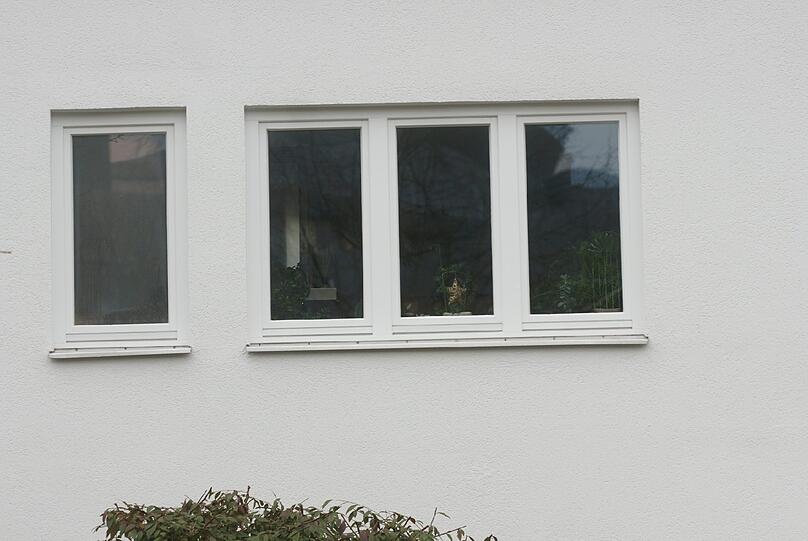 Über zwei Wochen lang hatte es keine heiße Spur gegeben, auch eine detaillierte Spurensuche am Tatort war zunächst erfolglos geblieben. DNA-Material führte die Polizei schließlich zum 18-jährigen, mutmaßlichen Täter.