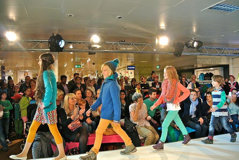 Tolle Show: 25 junge Laufsteg-Talente präsentierten am Samstag in der neuen Kinderwelt bei KARSTADT am Bahnhofplatz Mode-Trends